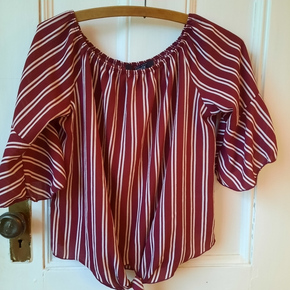 SOLD SALE BUNDLE 3 FOR 16$ Burgundy and white light top - Picture 2 of 9